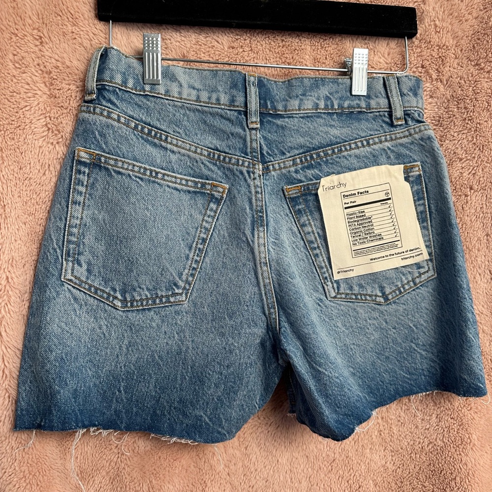Triarchy Womens jean shorts
New sz 26